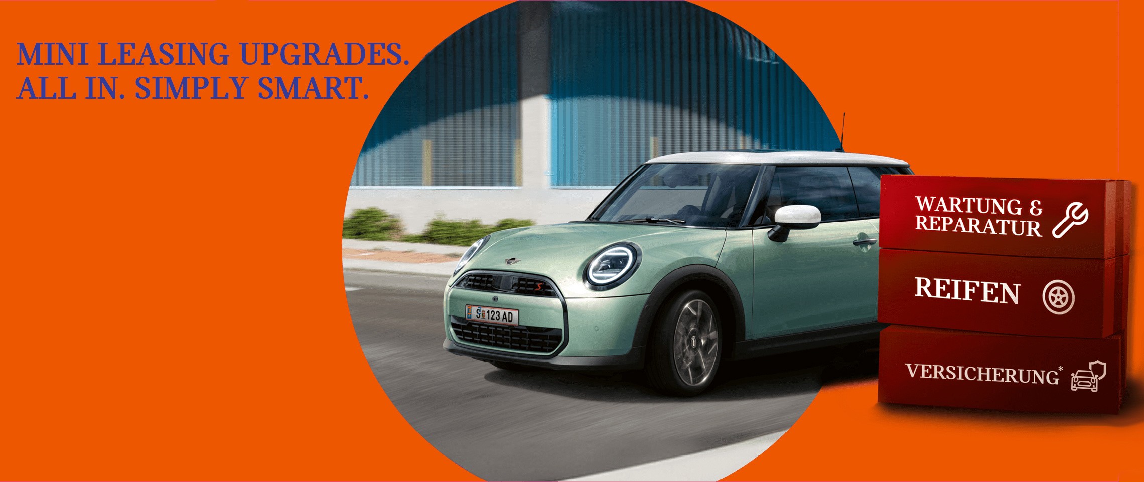 Drei orange Pakete mit den MINI Leasing Upgrades Wartung und Reparatur, Reifenmanagement und Versicherung stehen neben einem MINI Cooper.